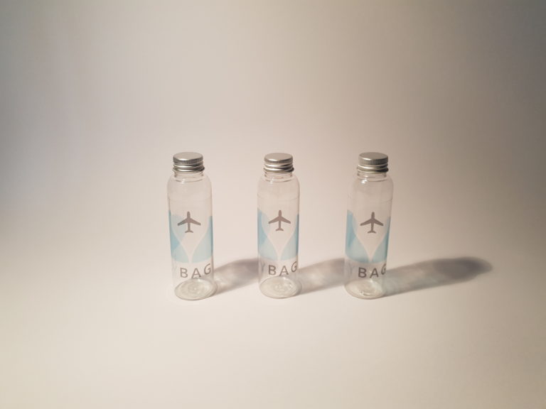 In our FlyBag, appropriate refreshments are provided with three different drinks. Water and ice tea in practical cans of 100ml will quench your thirst, and a delicious smoothie will give you a fruit kick that is quite spectacular